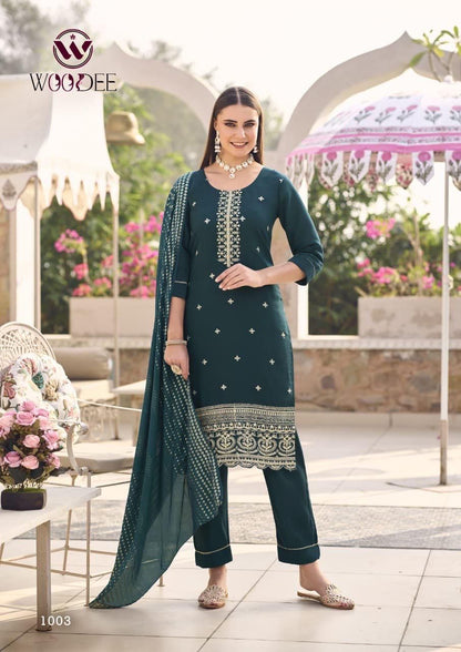 Kurti Suit Set  seems to be a party wear outfit made from maslin  fabric with Maslin  Duptta