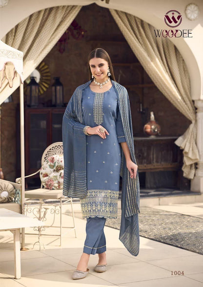 Kurti Suit Set  seems to be a party wear outfit made from maslin  fabric with Maslin  Duptta