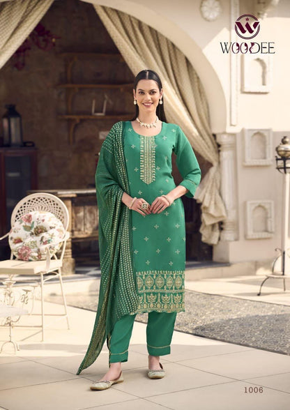 Kurti Suit Set  seems to be a party wear outfit made from maslin  fabric with Maslin  Duptta